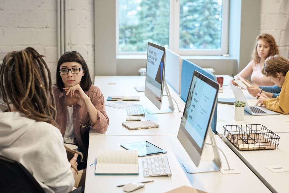 Cán bộ kỹ thuật đang kiểm tra các thông số kỹ thuật chuẩn bị cho quá trình khai báo website với bộ công thương.