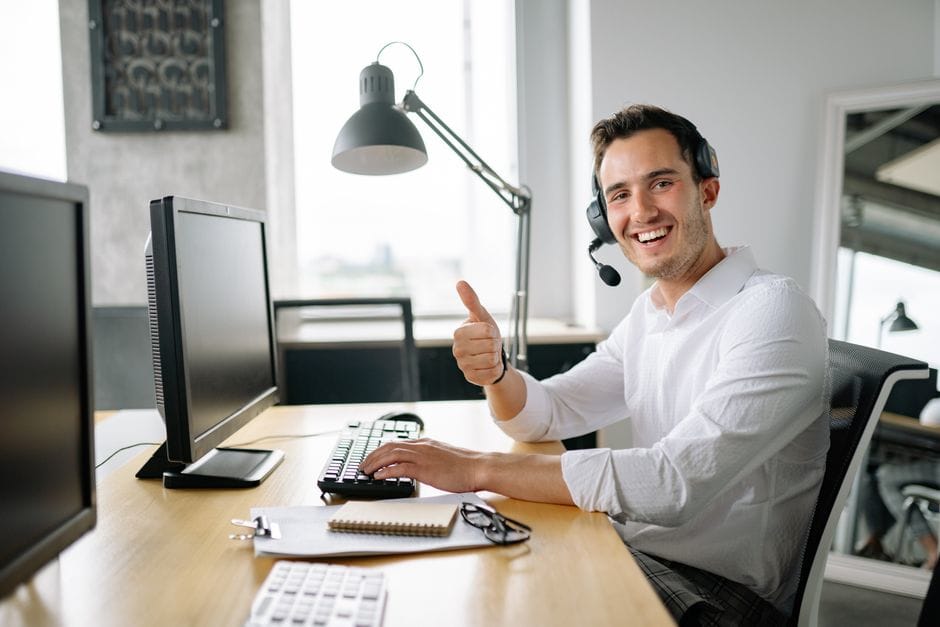 Chuyên viên tư vấn đang rà soát hồ sơ pháp lý và kiểm tra tính hợp lệ của website trước khi gửi thông báo.