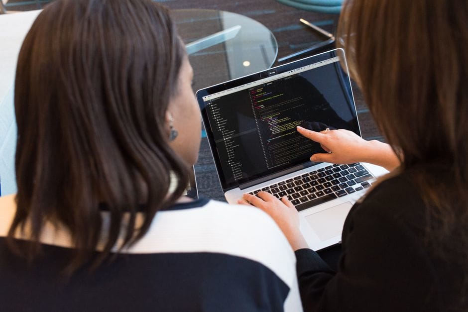 Doanh nghiệp chuẩn bị đầy đủ hồ sơ khai báo website với bộ công thương theo đúng quy định pháp luật.