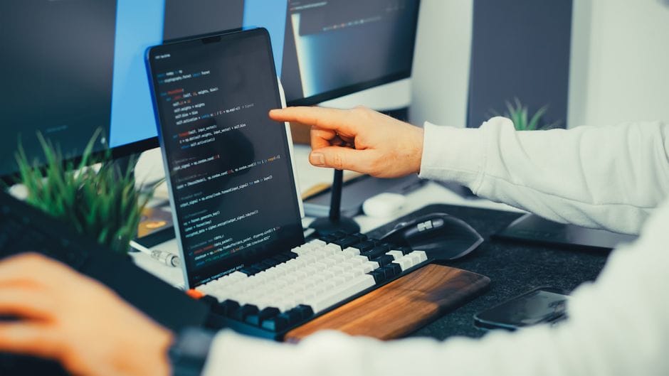 Đội ngũ chuyên gia kỹ thuật đánh giá bảng giá chi phí bảo trì website định kỳ